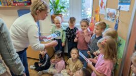Wizyta przedszkolaków z grupy ” Fiołki” w Bibliotece